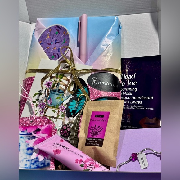 Blind Date with a Book Gift Box Mystery Gift for Book Lover Romance blind book - Picture 4 of 10